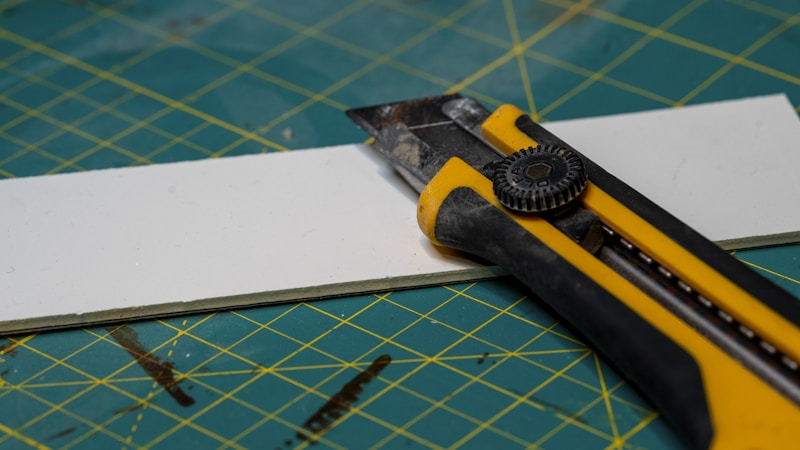 ダイソーのプールスティック活用ガイド｜売り場と加工のコツも紹介